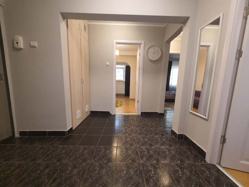 APARTAMENT CU 3 CAMERE MOBILAT SI UTILAT CENTRALA GAZE