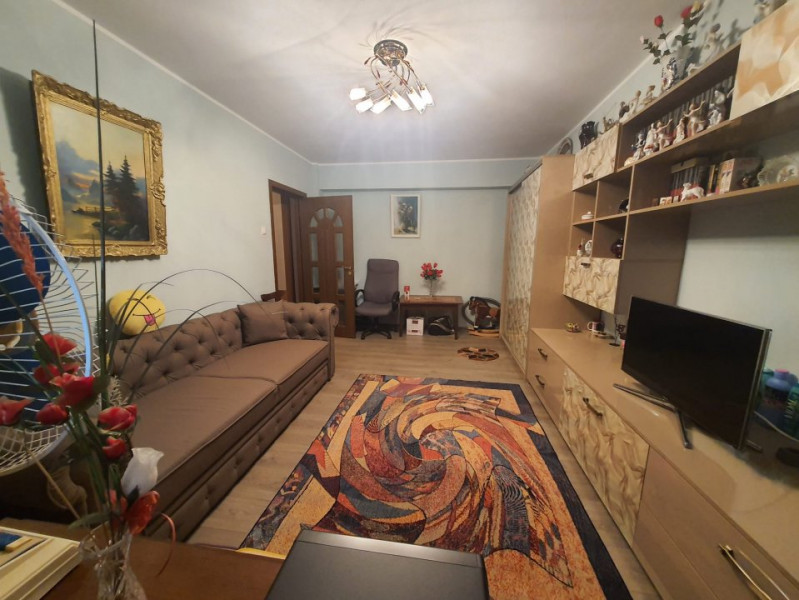 Piata Ovidiu - Cazino Apartament cu 3 camere decomandat-Mobilat - Boxa 