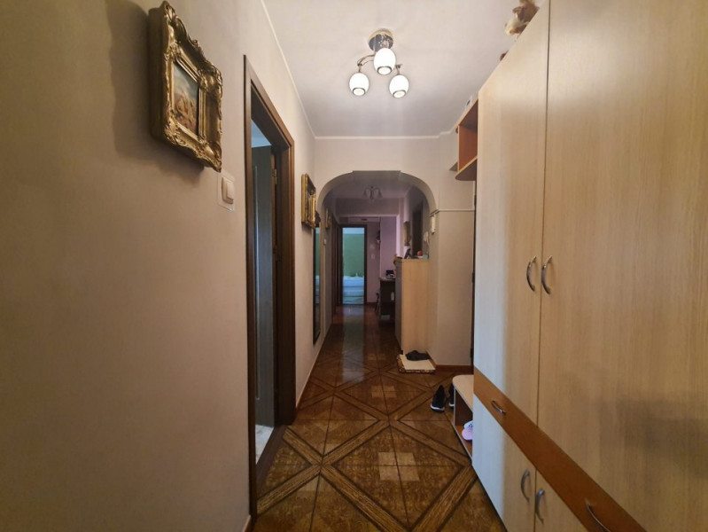 Piata Ovidiu - Cazino Apartament cu 3 camere decomandat-Mobilat - Boxa 