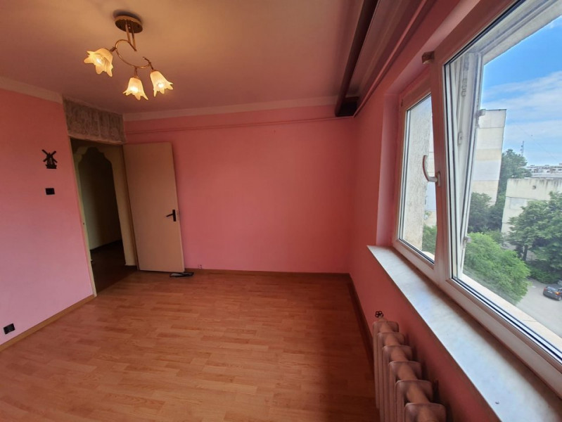 Apartament 3 camere, decomandat, nemobilat, finisaje clasice