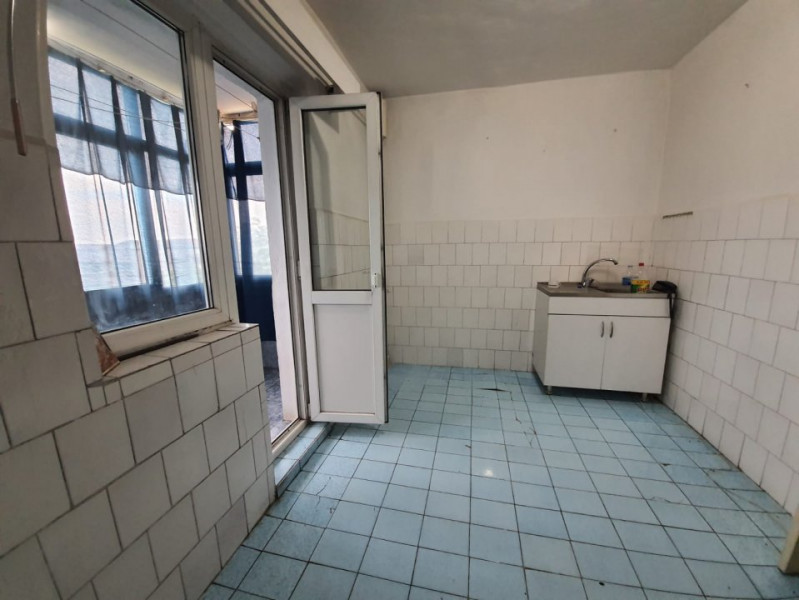 Apartament 3 camere, decomandat, nemobilat, finisaje clasice