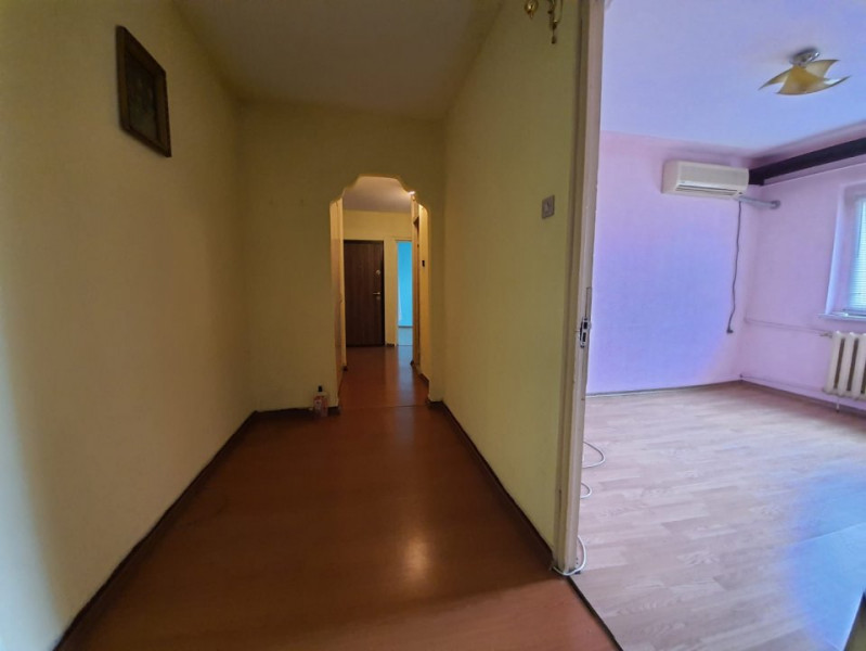 Apartament 3 camere, decomandat, nemobilat, finisaje clasice