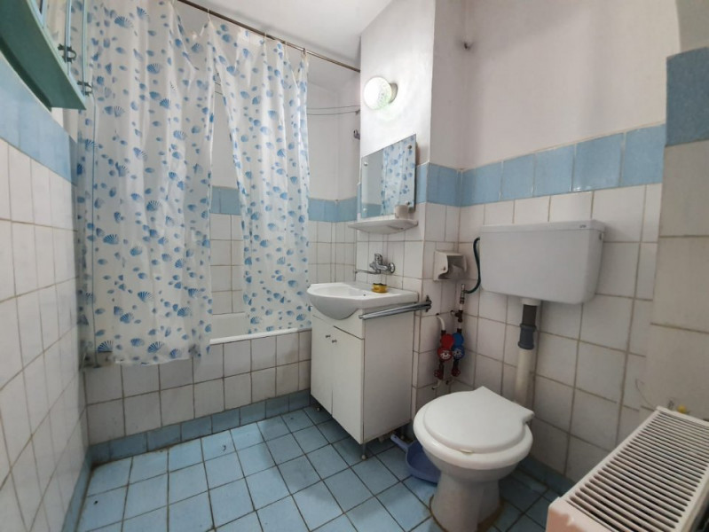 Apartament 3 camere, decomandat, nemobilat, finisaje clasice