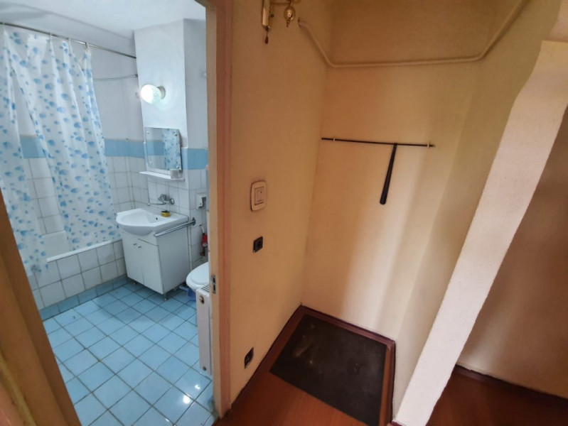 Apartament 3 camere, decomandat, nemobilat, finisaje clasice
