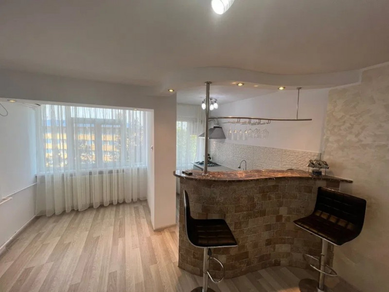 Garsoniera Renovata - Zona Far Billa - Etaj Intermediar - Vedere Spre Port