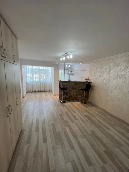 Garsoniera Renovata - Zona Far Billa - Etaj Intermediar - Vedere Spre Port