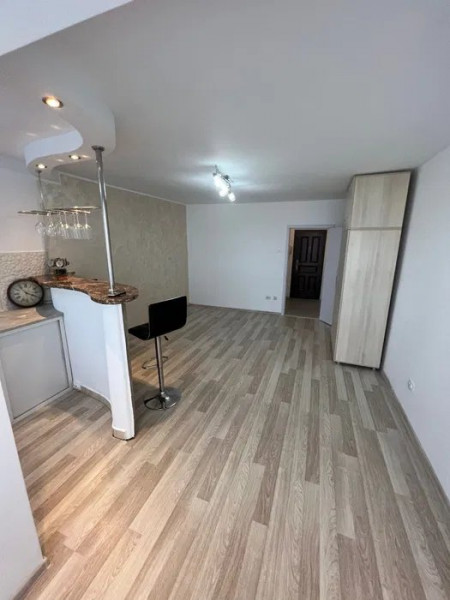 Garsoniera Renovata - Zona Far Billa - Etaj Intermediar - Vedere Spre Port