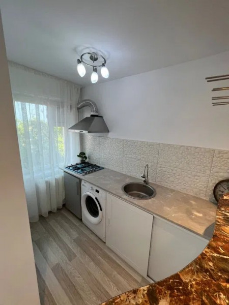 Garsoniera Renovata - Zona Far Billa - Etaj Intermediar - Vedere Spre Port