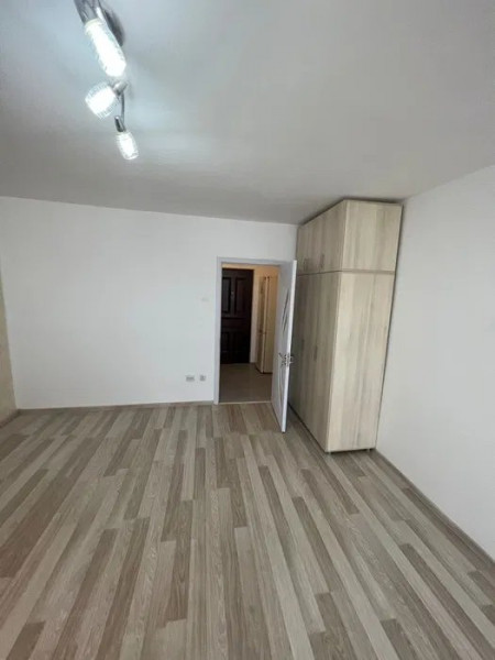 Garsoniera Renovata - Zona Far Billa - Etaj Intermediar - Vedere Spre Port