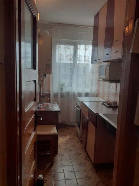 Apartament 2 camere, semidecomandat, centrala pe gaz,mobilat, Finisaje clasice