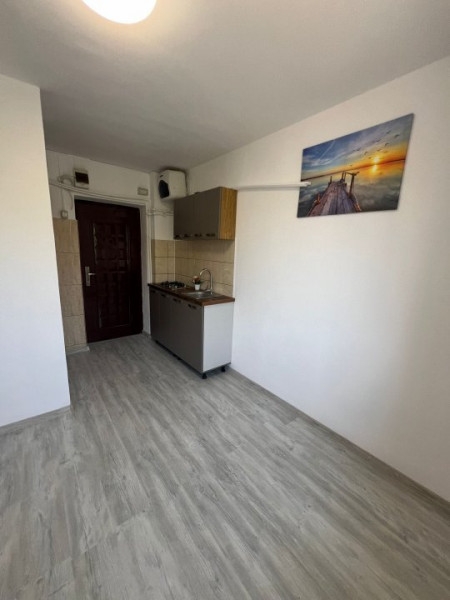 Garsoniera - Zona CET - Etaj 3 - Renovata