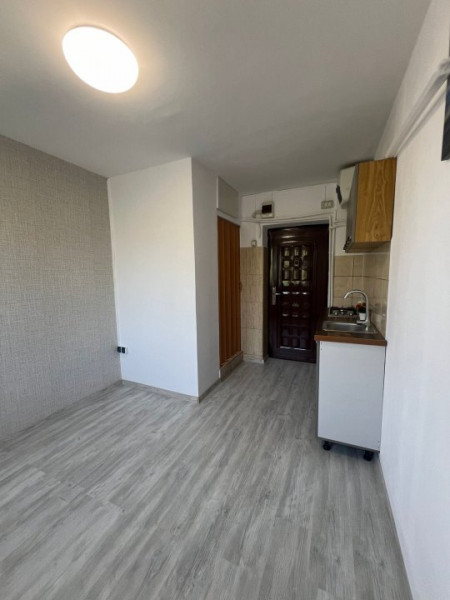 Garsoniera - Zona CET - Etaj 3 - Renovata