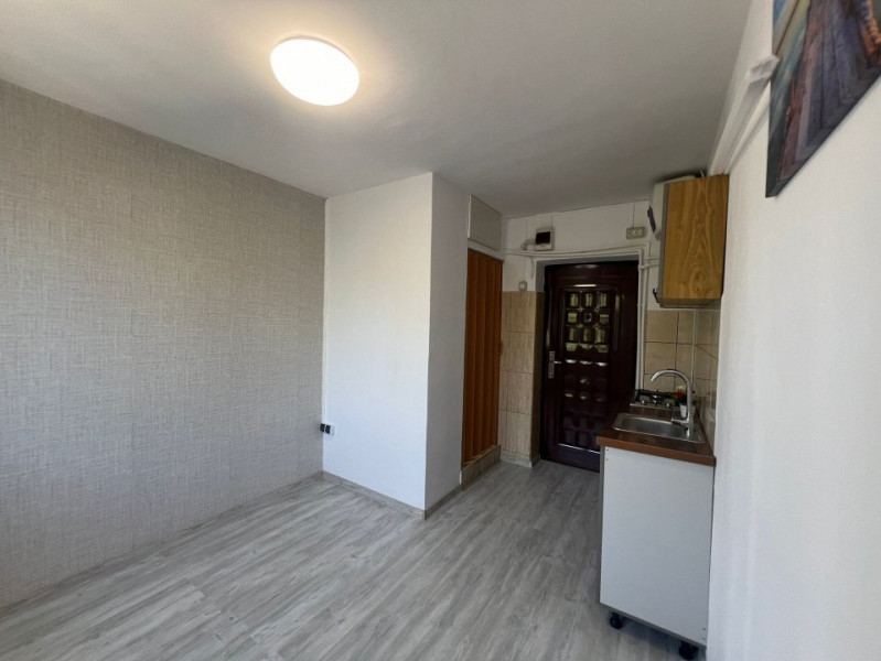 Garsoniera - Zona CET - Etaj 3 - Renovata