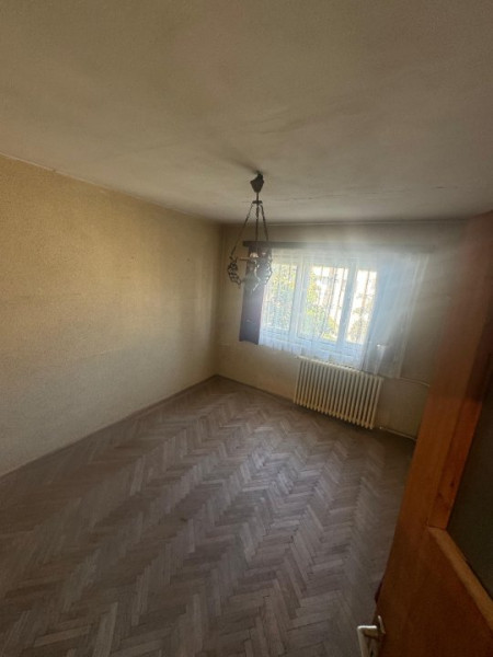 Apartament 2 Camere - Zona Dacia - Etaj 4 Cu Pod - Gaze Pe Scara