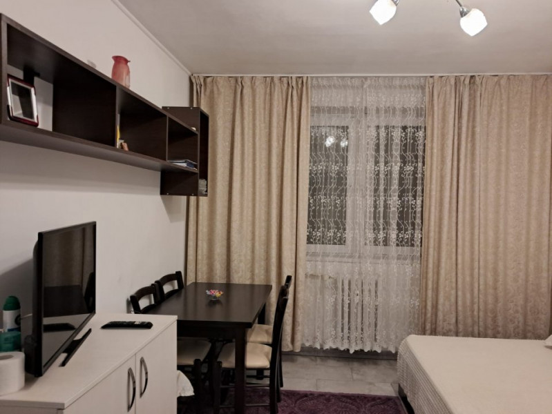 Garsoniera - Zona CET - Etaj 1 - Renovata